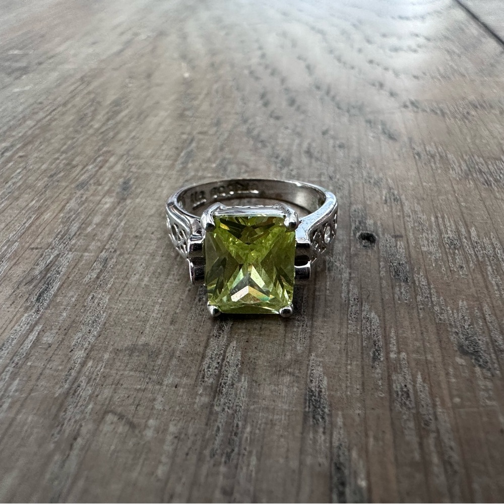 Lady's Lia Sophia "Appletini Peridot" Emerald Cut Peridot, Ring Size 6.5 - Picture 4 of 8